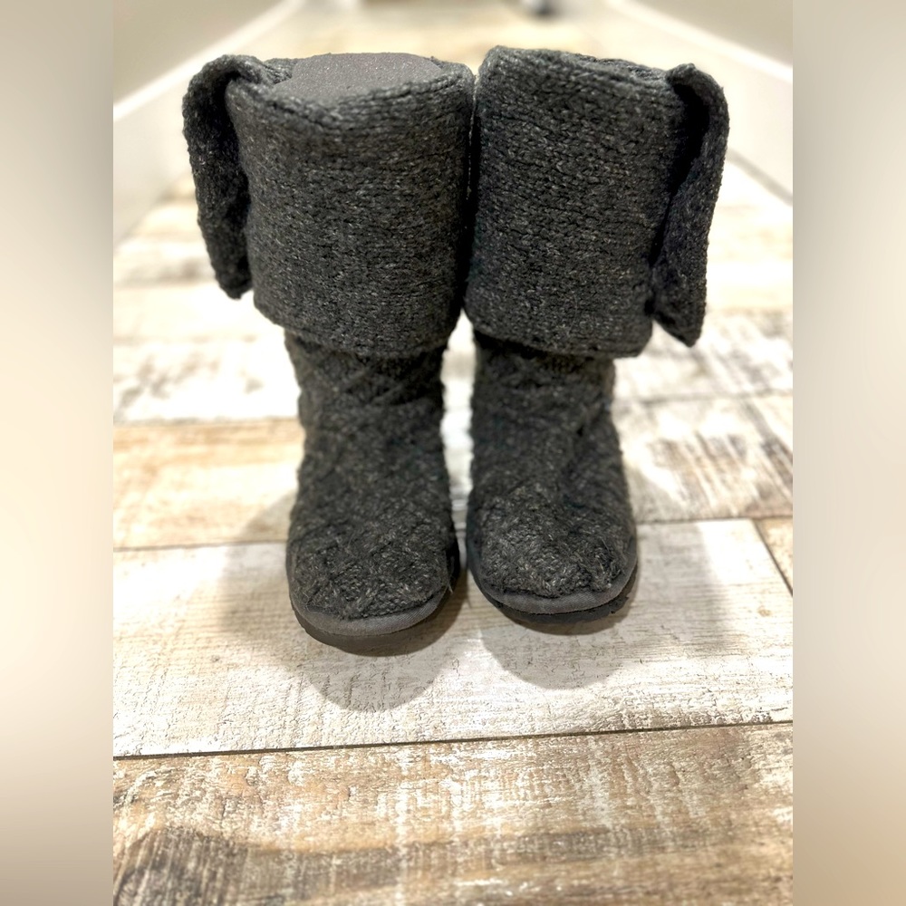 Woman’s grey UGG knit Cardigan boots sz 9